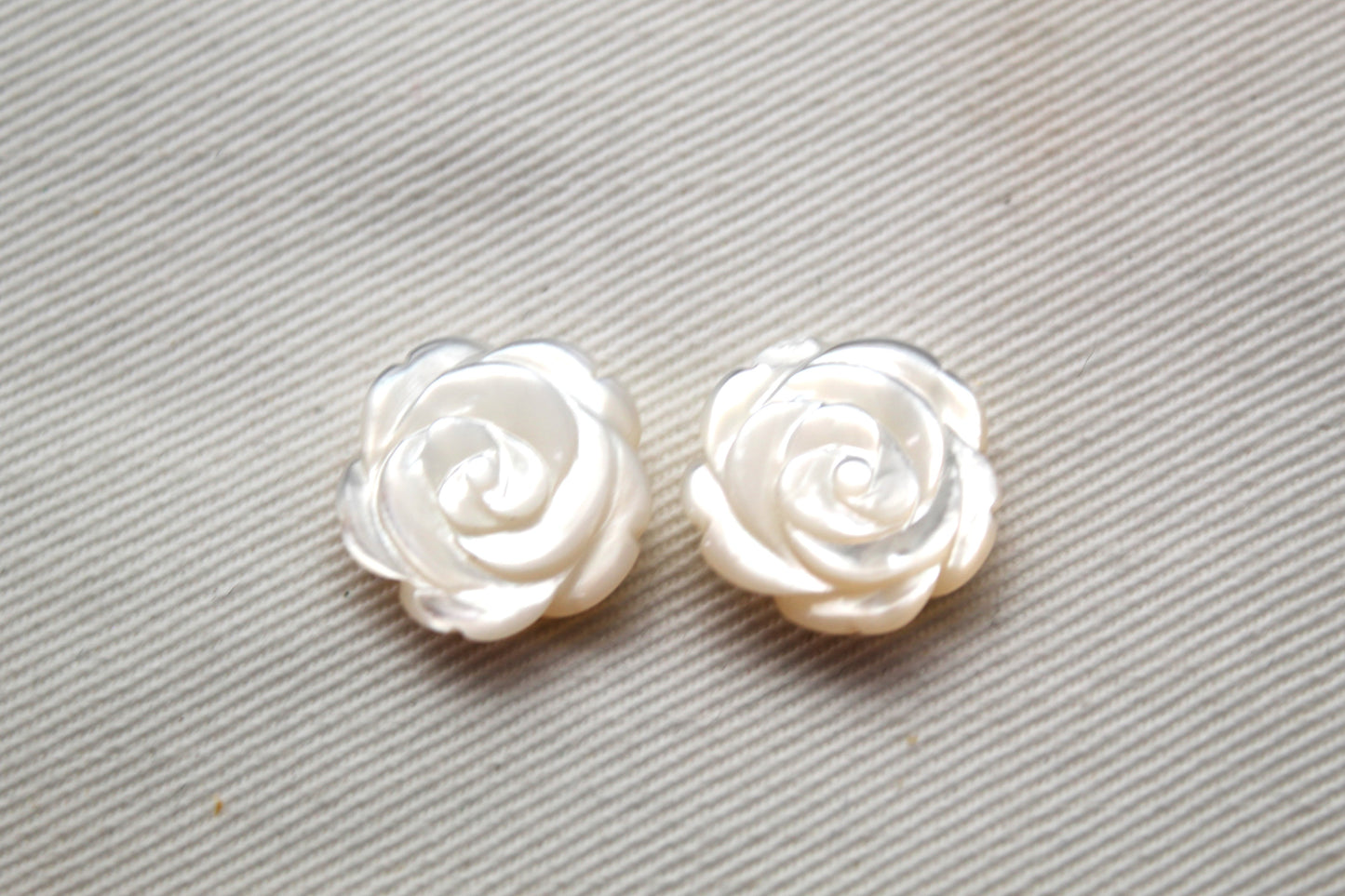 Two Mother of Pearl cabochons Gemstone FLOWER 15MM white