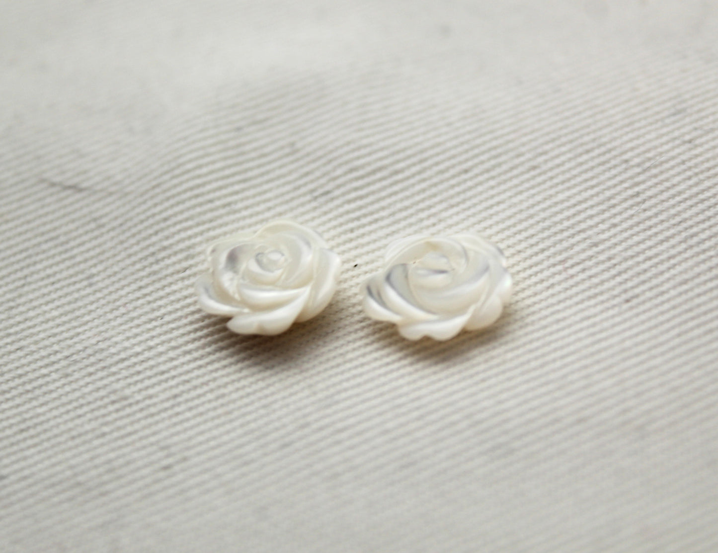 Two Mother of Pearl cabochons Gemstone FLOWER 10MM white