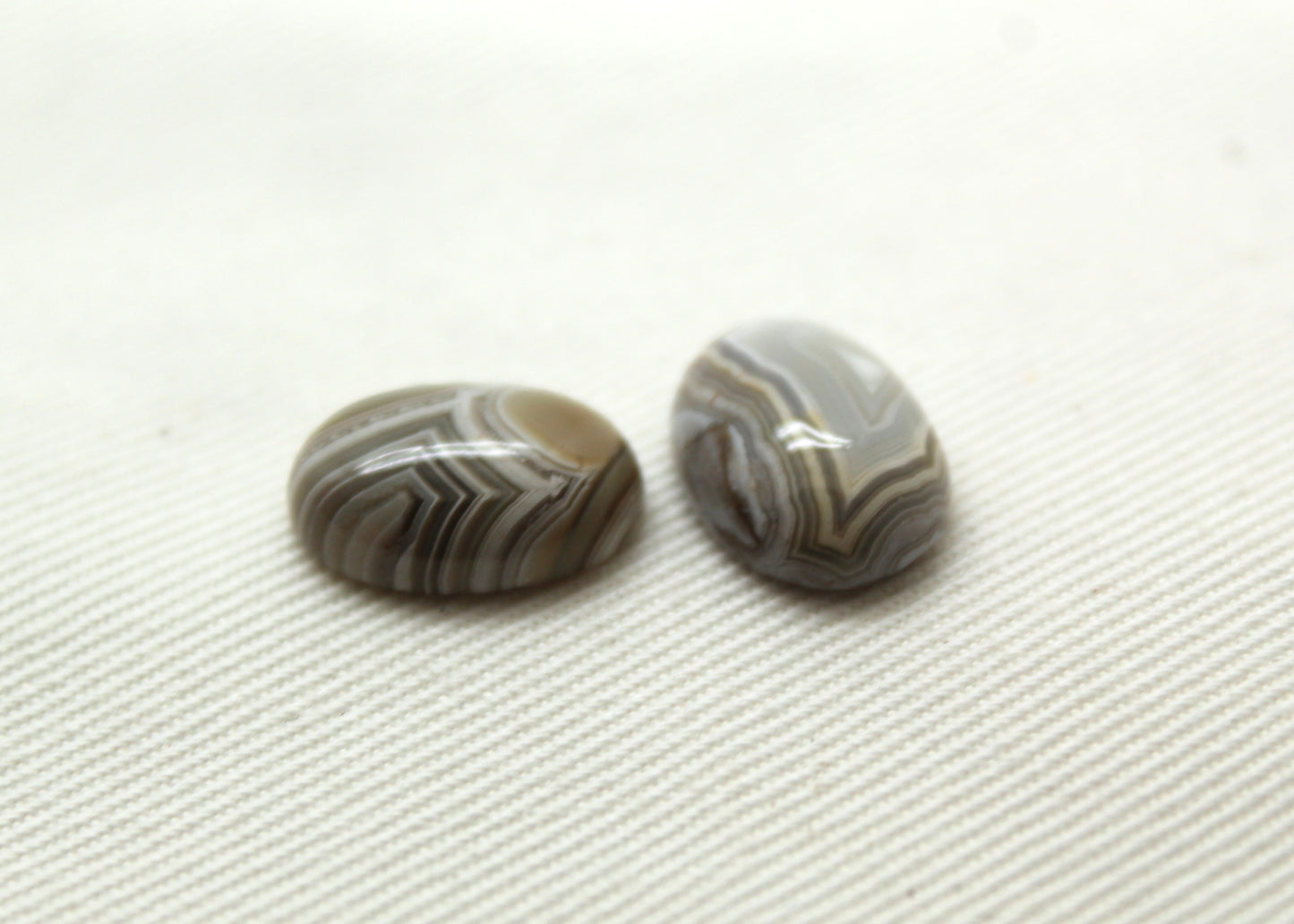 TWO Crazy Lace Agate Cabochons Gemstones ovale 10X14MM