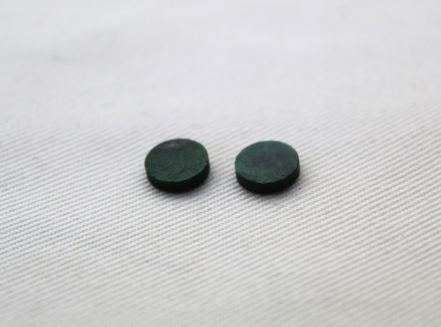 Pair of Maw Sit-Sit Flat cabochons 8 MM Gemstones round