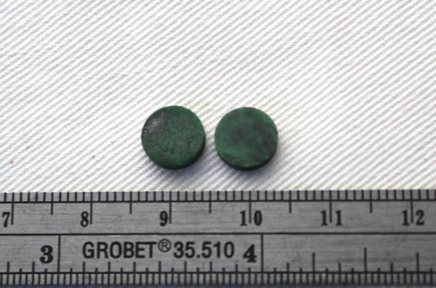 Pair of Maw Sit-Sit Flat cabochons 8 MM Gemstones round