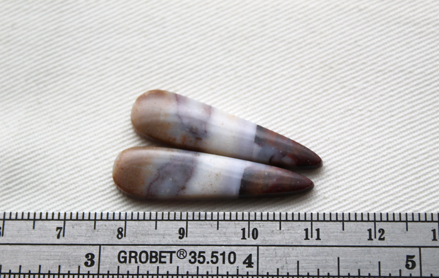 Un cabochon en bois de cuivre opalisé pierre gemme poire