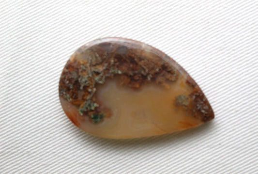 Pierre précieuse en forme de bouclier en forme de cabochon d'agate mousse verte