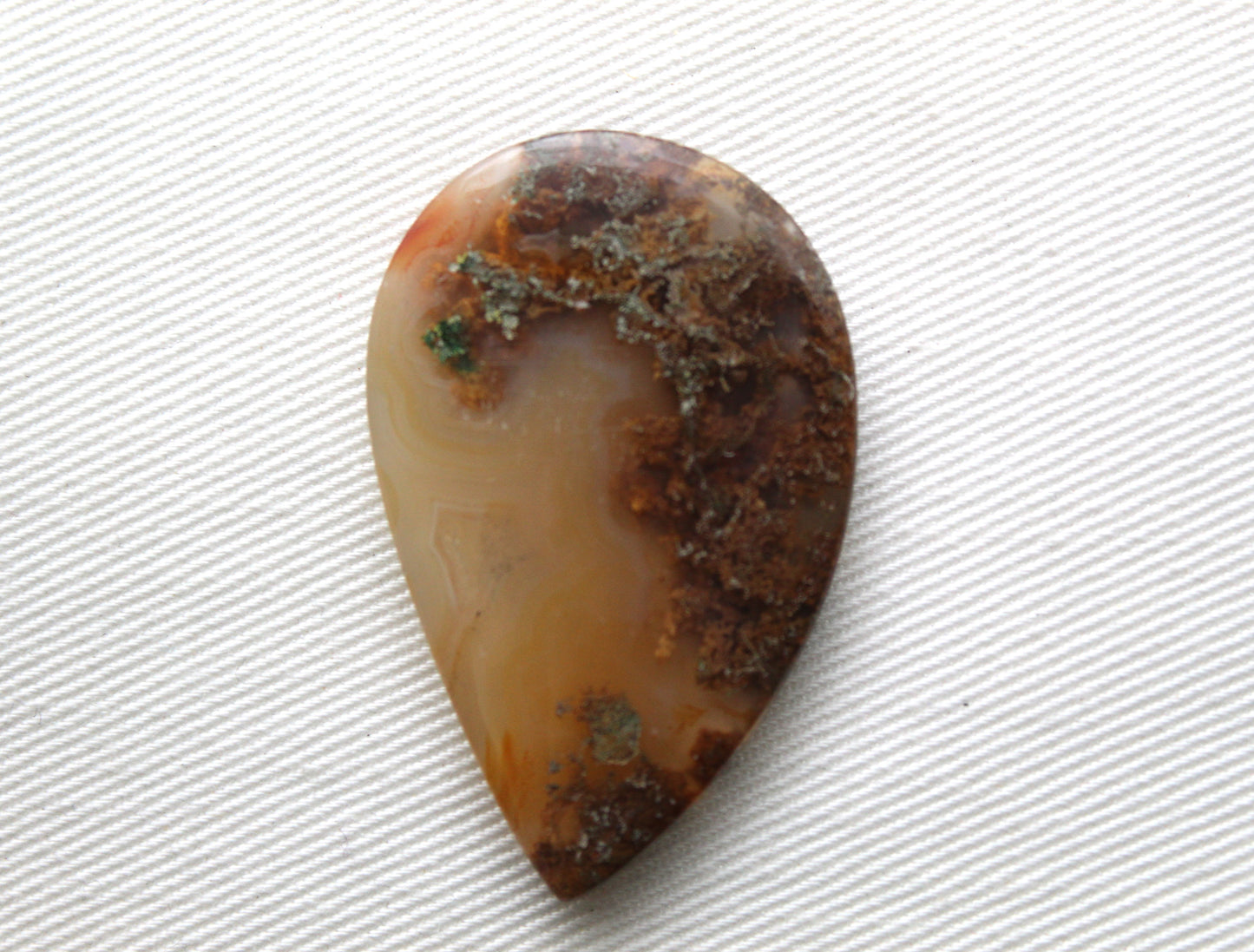 Pierre précieuse en forme de bouclier en forme de cabochon d'agate mousse verte