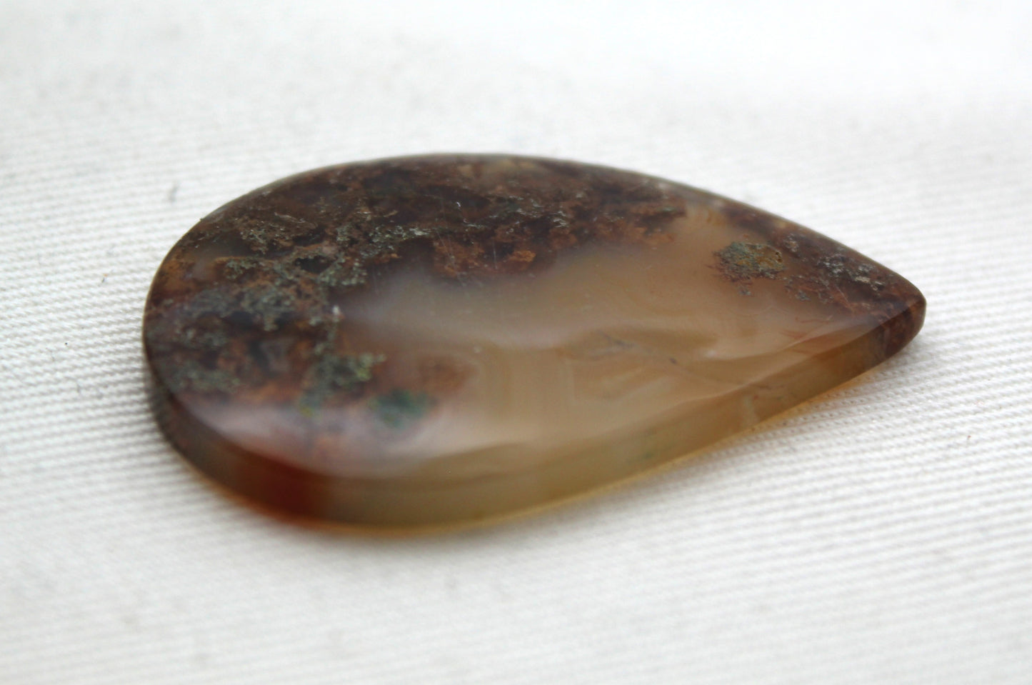 Pierre précieuse en forme de bouclier en forme de cabochon d'agate mousse verte