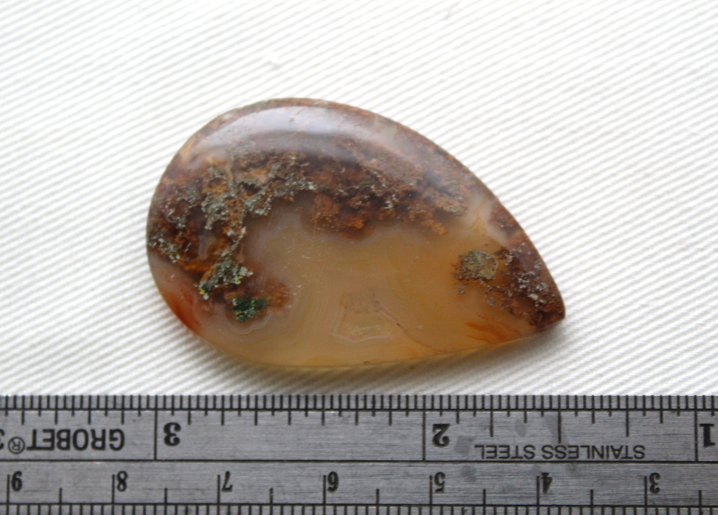 Pierre précieuse en forme de bouclier en forme de cabochon d'agate mousse verte