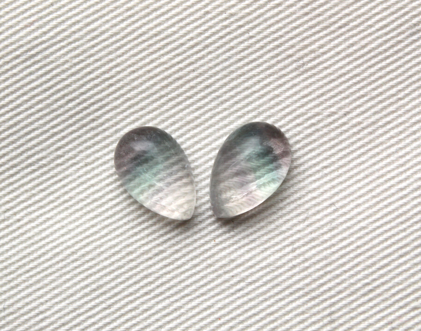 Lot de DEUX Cabochons en Fluorite poire 8x12 MM