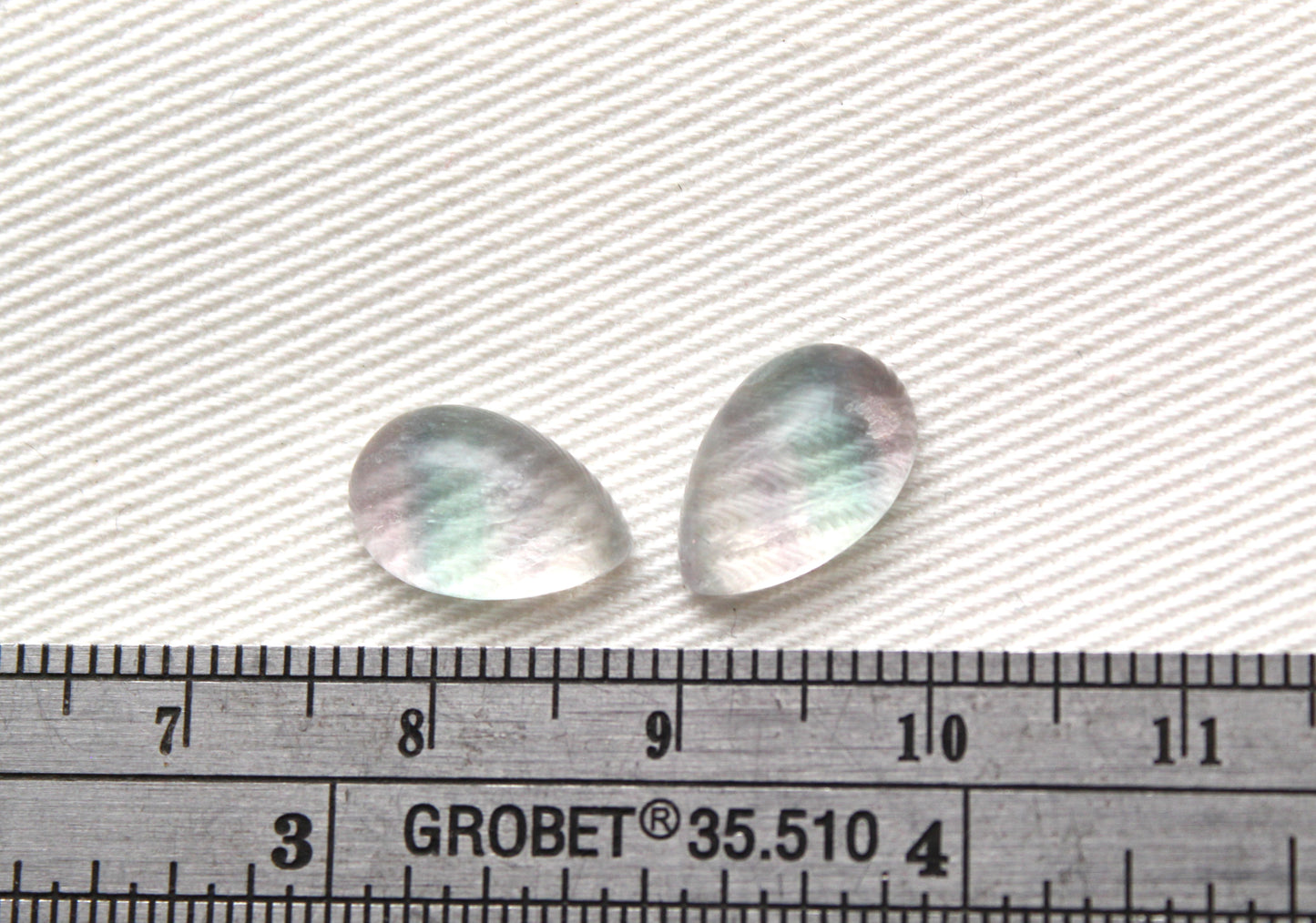 Lot de DEUX Cabochons en Fluorite poire 8x12 MM