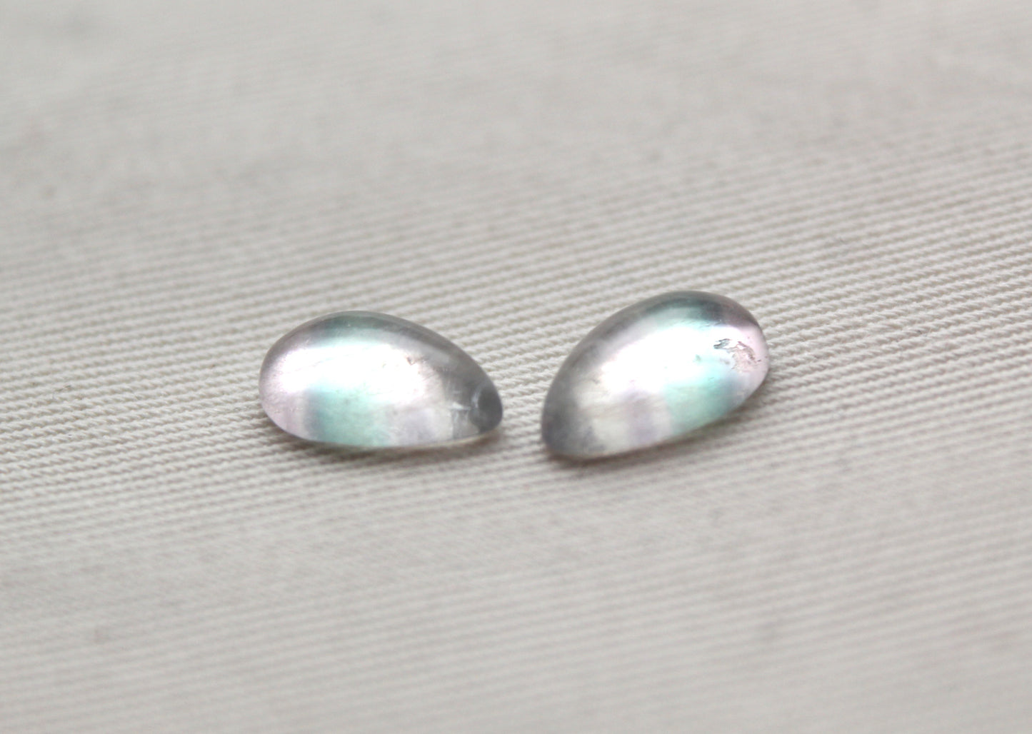 Lot de DEUX Cabochons en Fluorite poire 8x12 MM