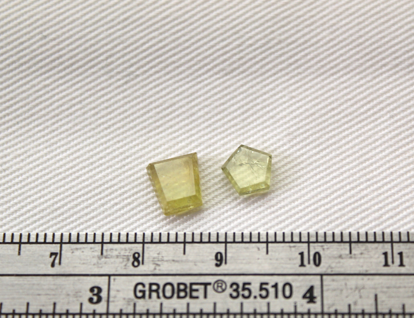 DEUX petits cabochons plats Grenat Grossulaire