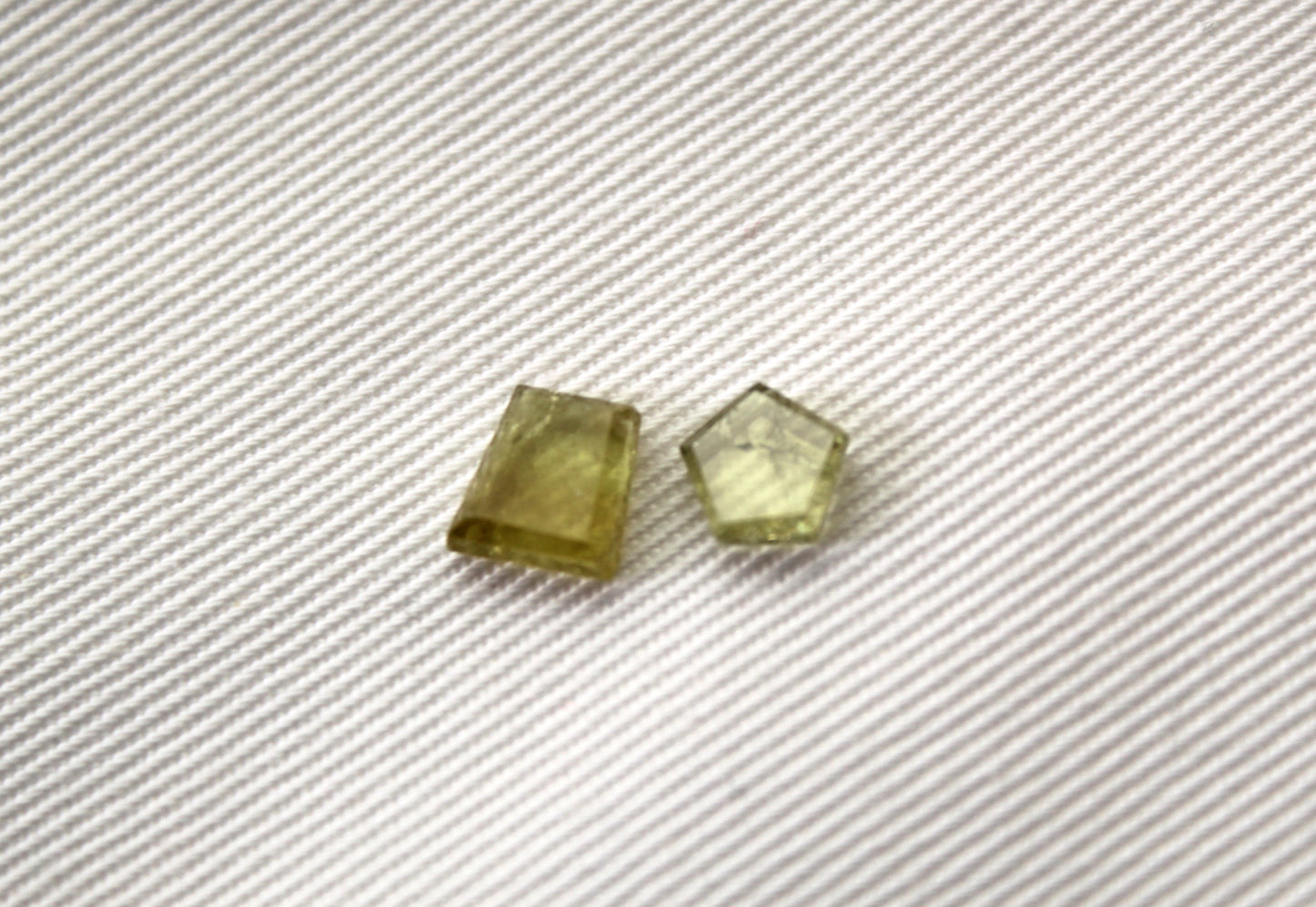 DEUX petits cabochons plats Grenat Grossulaire