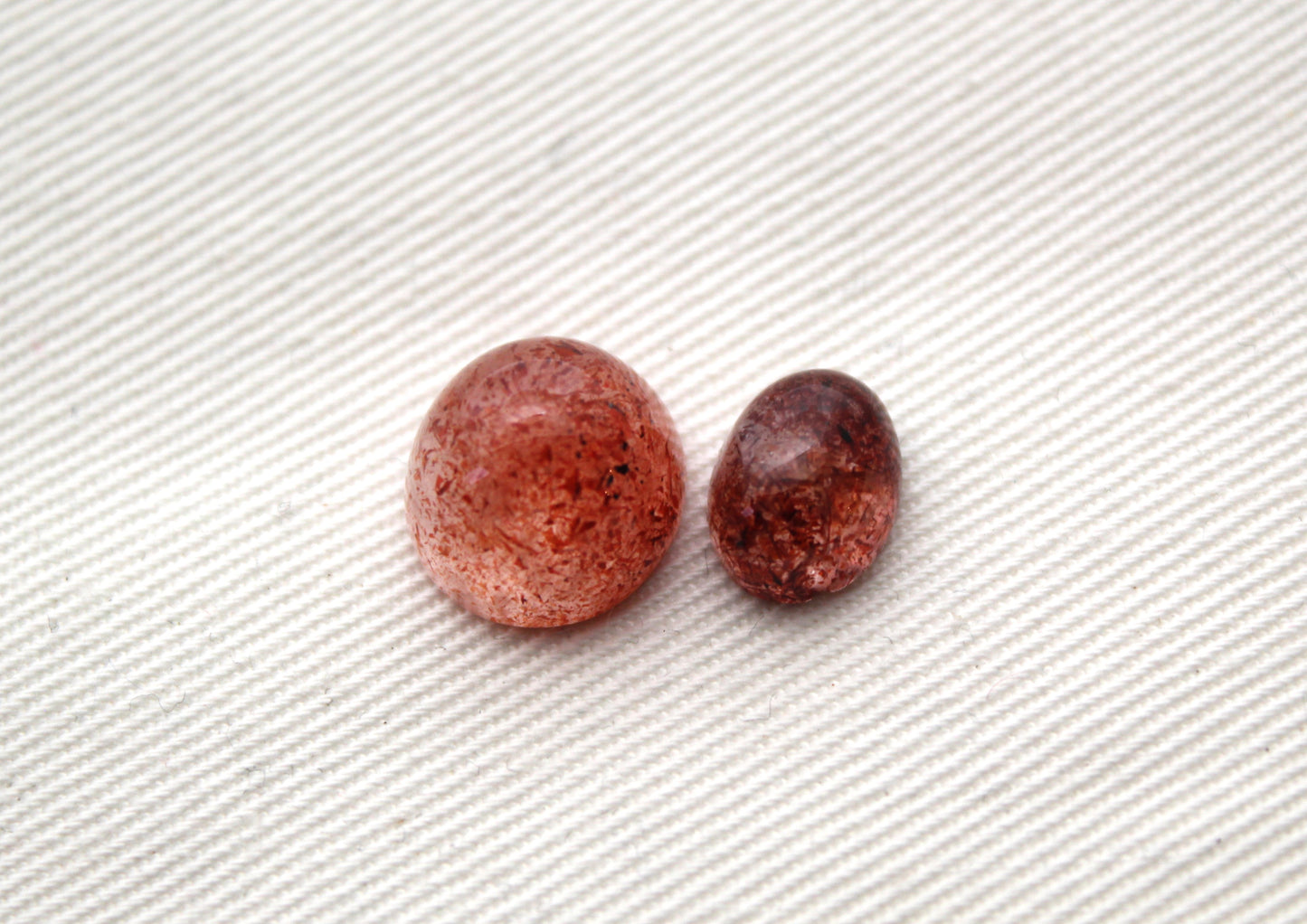 <tc>Deux petits Cabochons facettés de Quartz avec inclusions de Lepidocrocite</tc>