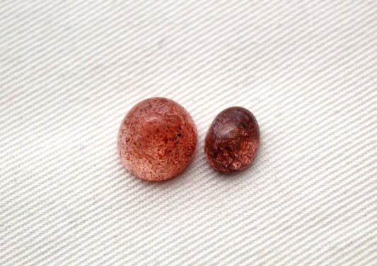 <tc>Deux petits Cabochons facettés de Quartz avec inclusions de Lepidocrocite</tc>
