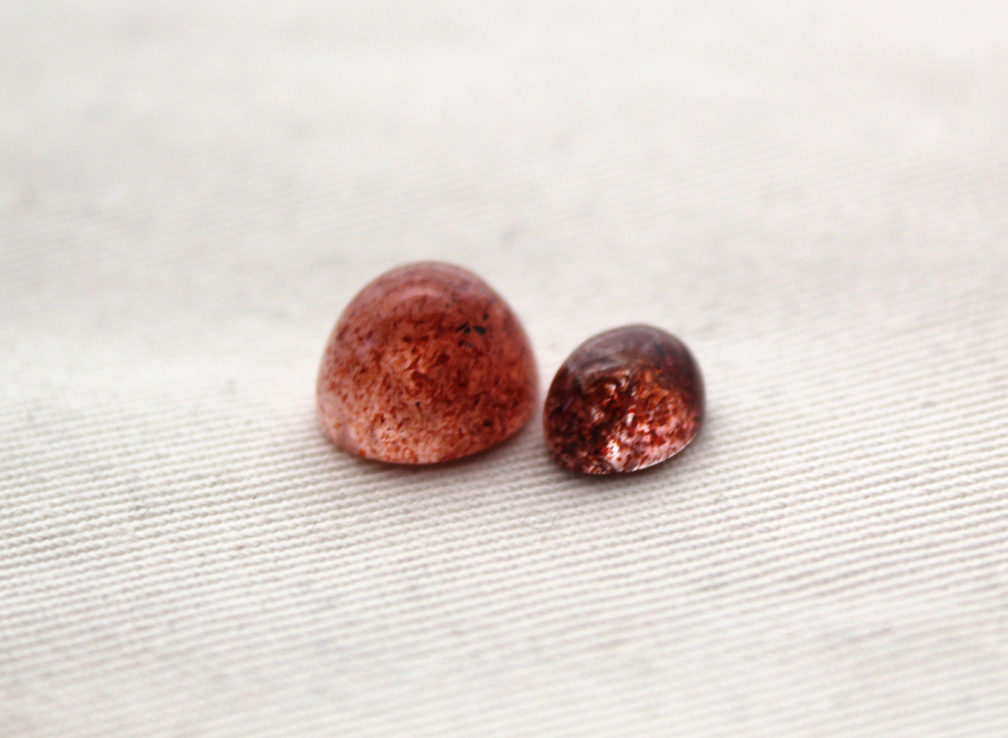 <tc>Deux petits Cabochons facettés de Quartz avec inclusions de Lepidocrocite</tc>