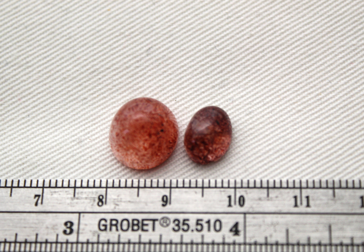 <tc>Deux petits Cabochons facettés de Quartz avec inclusions de Lepidocrocite</tc>
