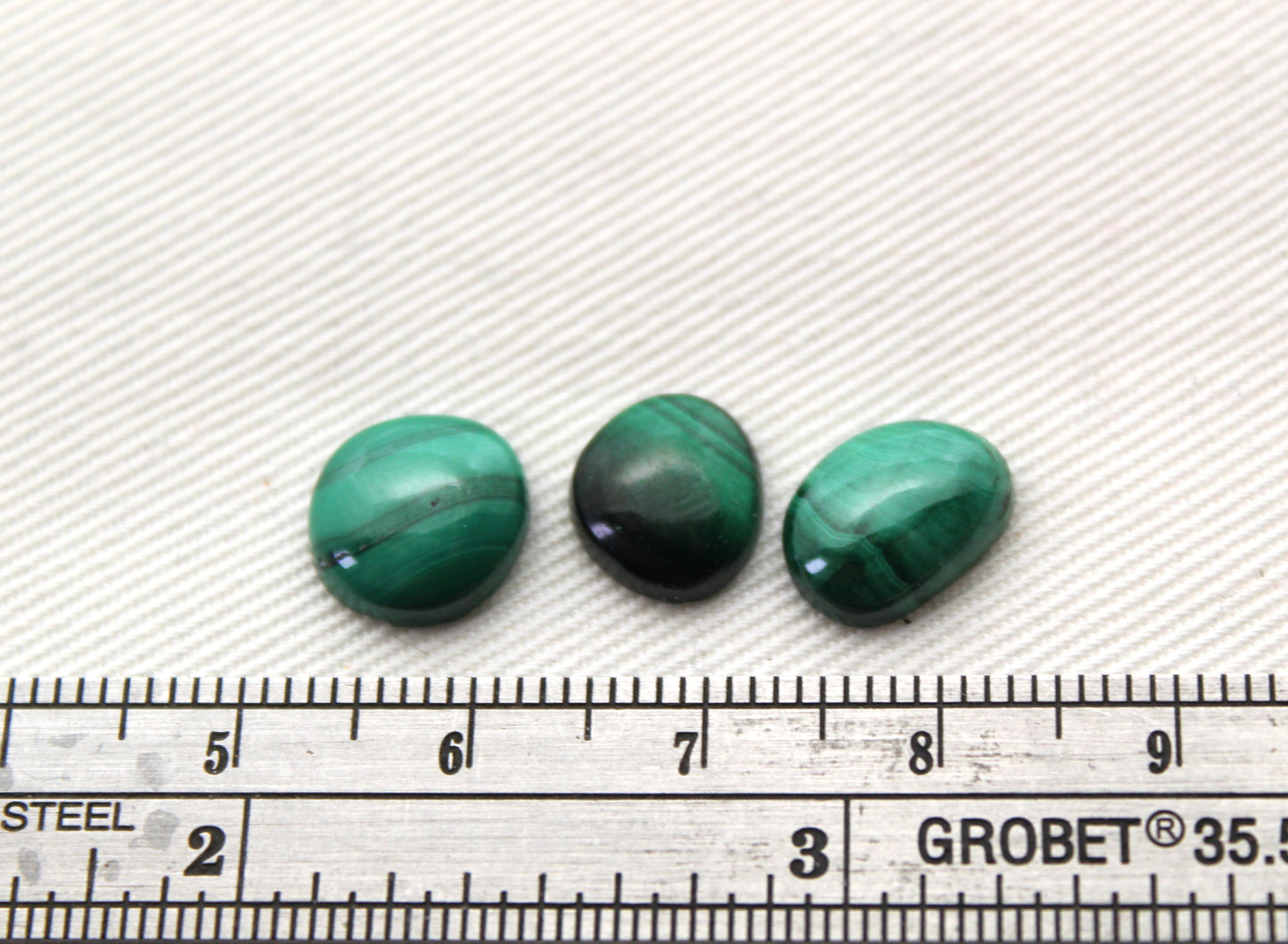 <tc>Trois petits Cabochons de Malachite pierre verte</tc>