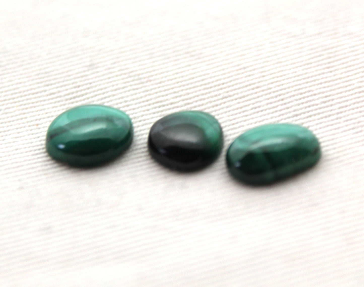 <tc>Trois petits Cabochons de Malachite pierre verte</tc>