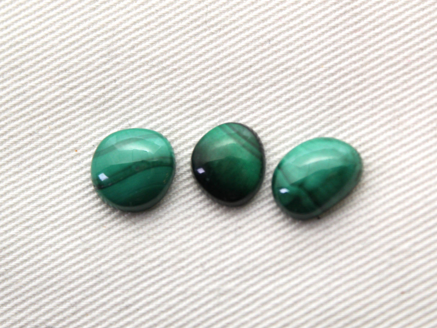 <tc>Trois petits Cabochons de Malachite pierre verte</tc>