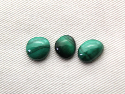 <tc>Trois petits Cabochons de Malachite pierre verte</tc>