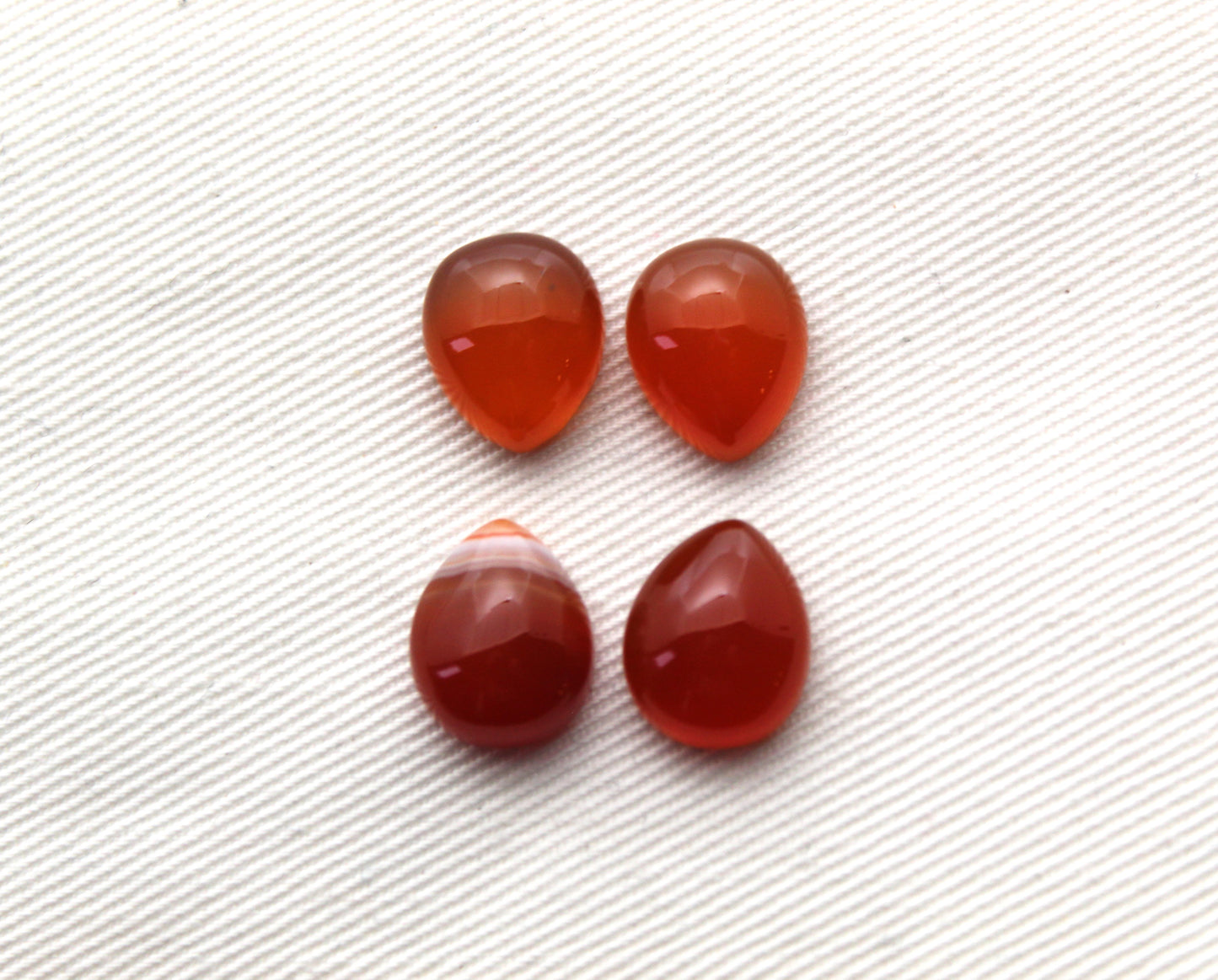 <tc>Quatre Cabochons de Sardonyx coupe poire 10x12 MM</tc>