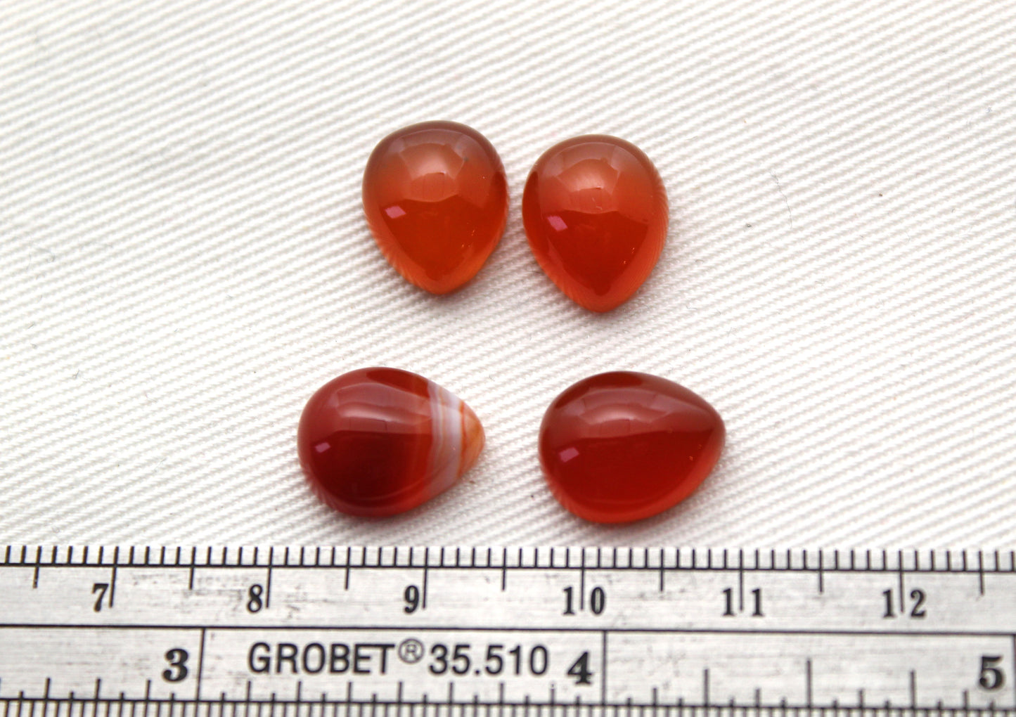 <tc>Quatre Cabochons de Sardonyx coupe poire 10x12 MM</tc>