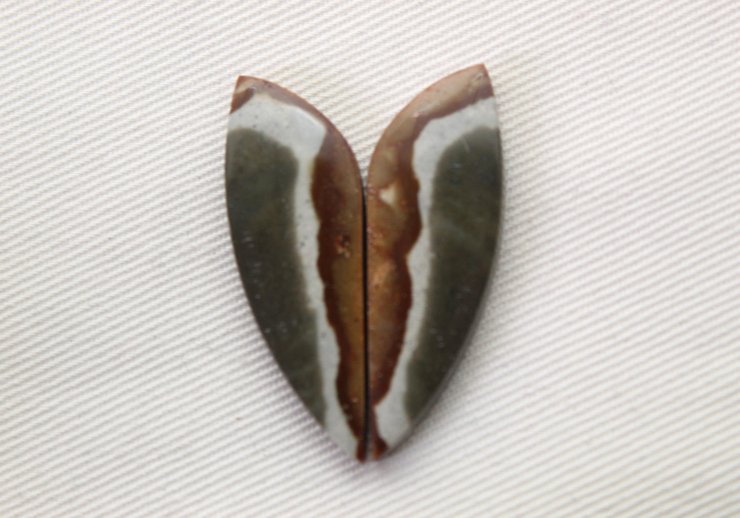 Paire assortie de Cabochons en Jaspe polychrome