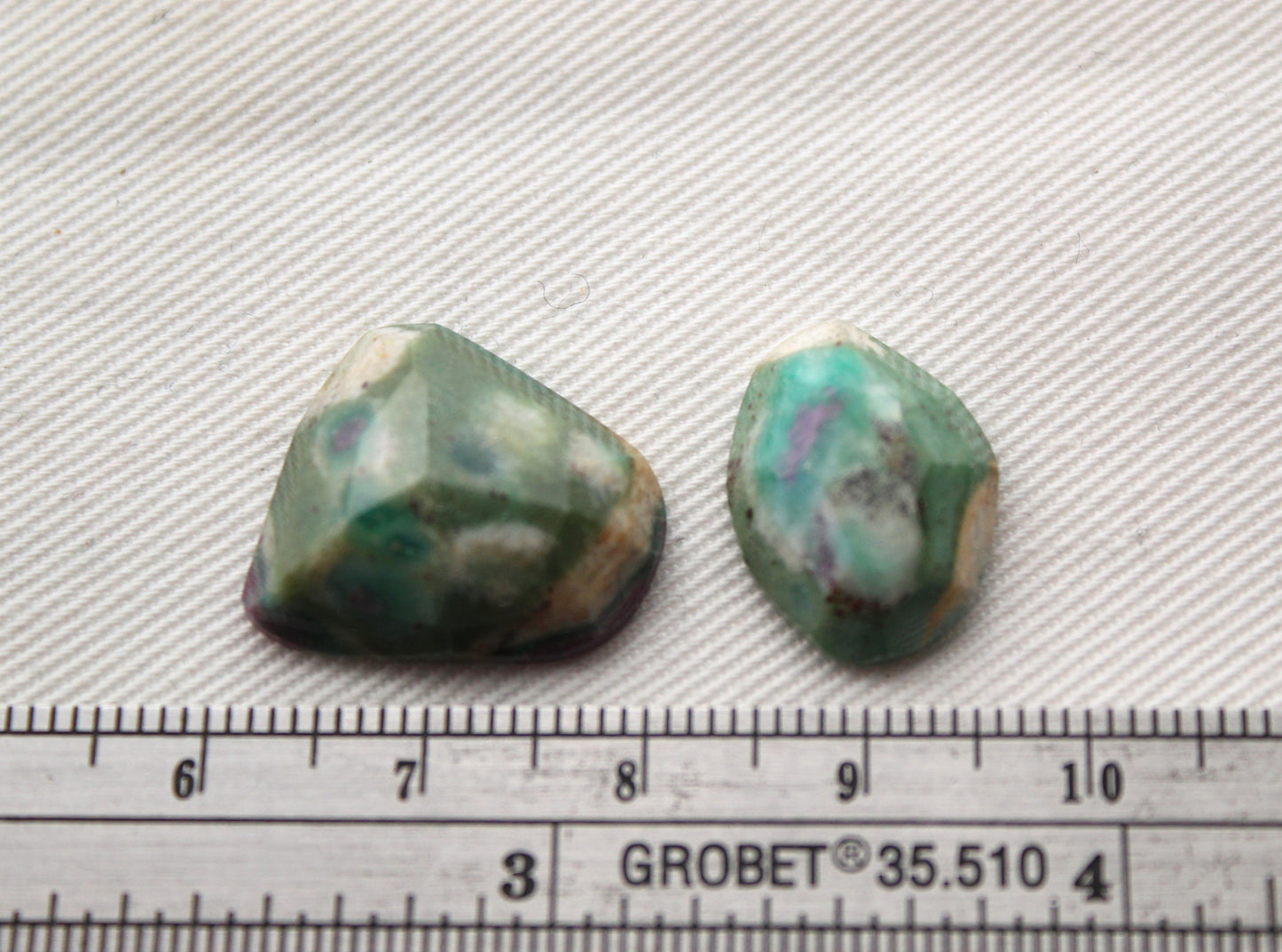 Rubis en coupe rose fuchsite Cabochon Gemstone vert rose