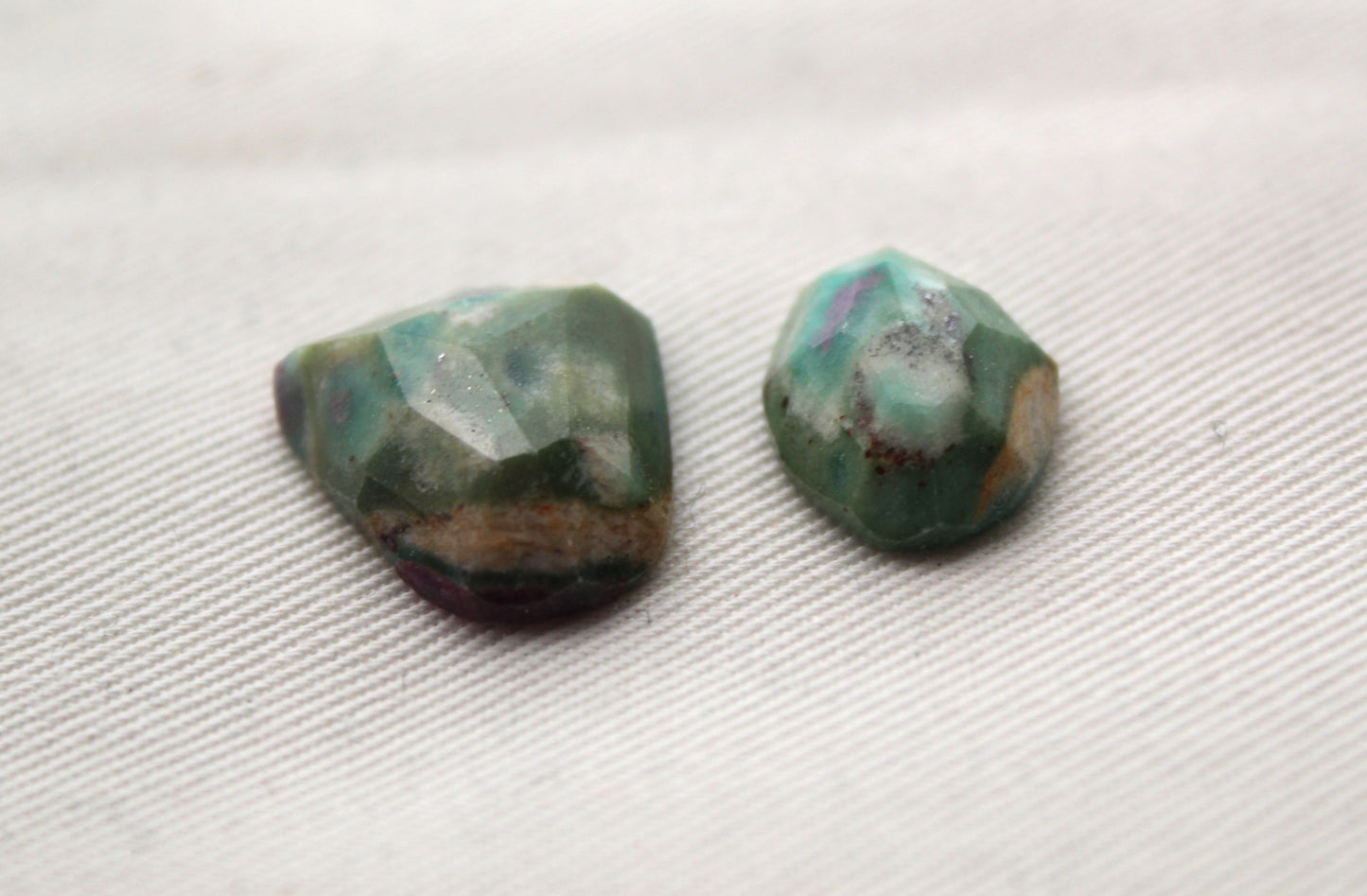 Rubis en coupe rose fuchsite Cabochon Gemstone vert rose