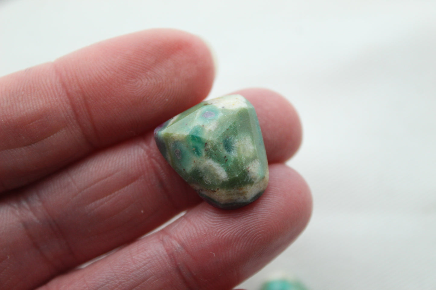 Rubis en coupe rose fuchsite Cabochon Gemstone vert rose