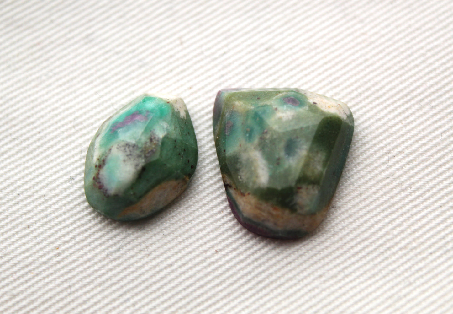 Rubis en coupe rose fuchsite Cabochon Gemstone vert rose