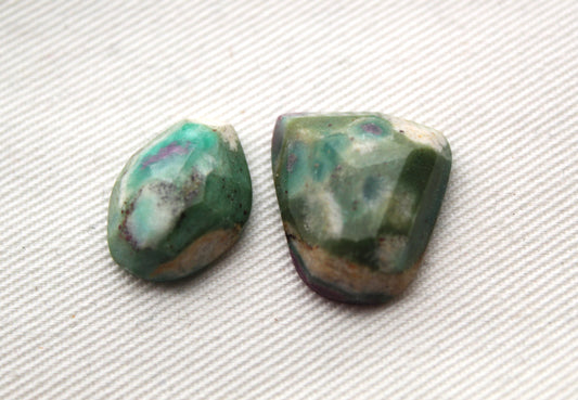 Rubis en coupe rose fuchsite Cabochon Gemstone vert rose