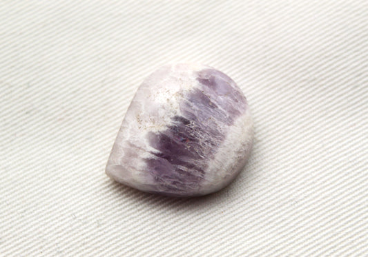 QUATRE cabochons ovales en améthyste 8X10MM
