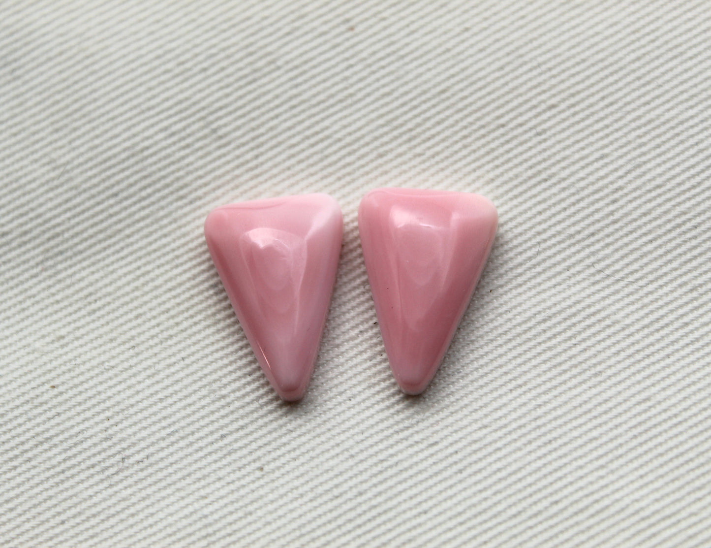 Pair Queen Conch Shell triangle Cabochon 18X12MM