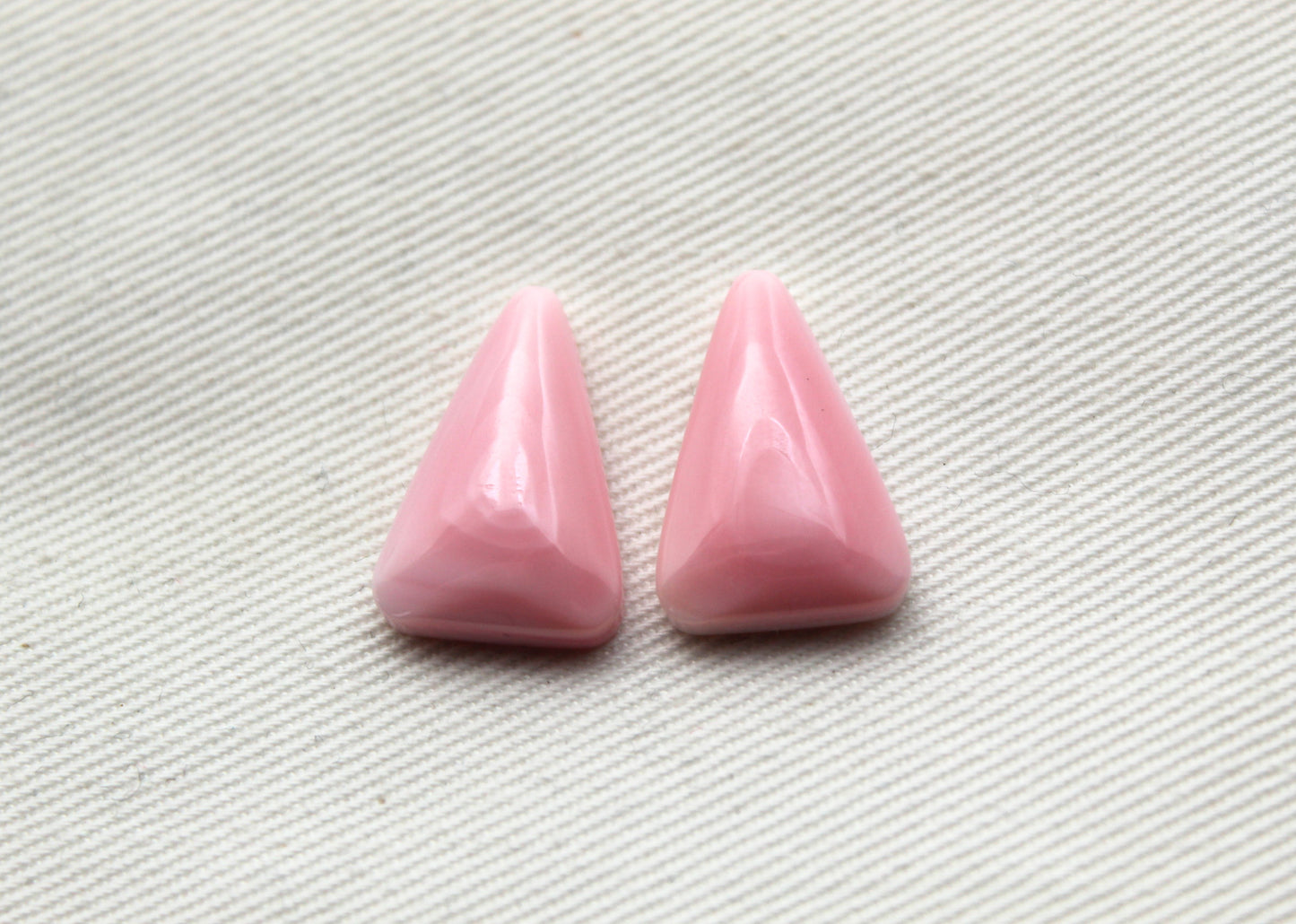 Pair Queen Conch Shell triangle Cabochon 18X12MM
