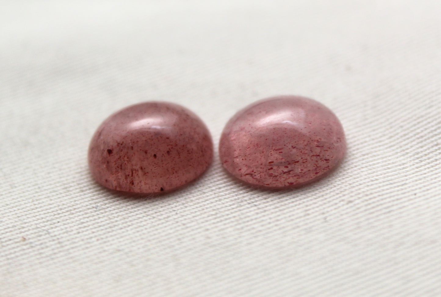 Deux pierres rondes de cabochon de quartz de fraise 15MM