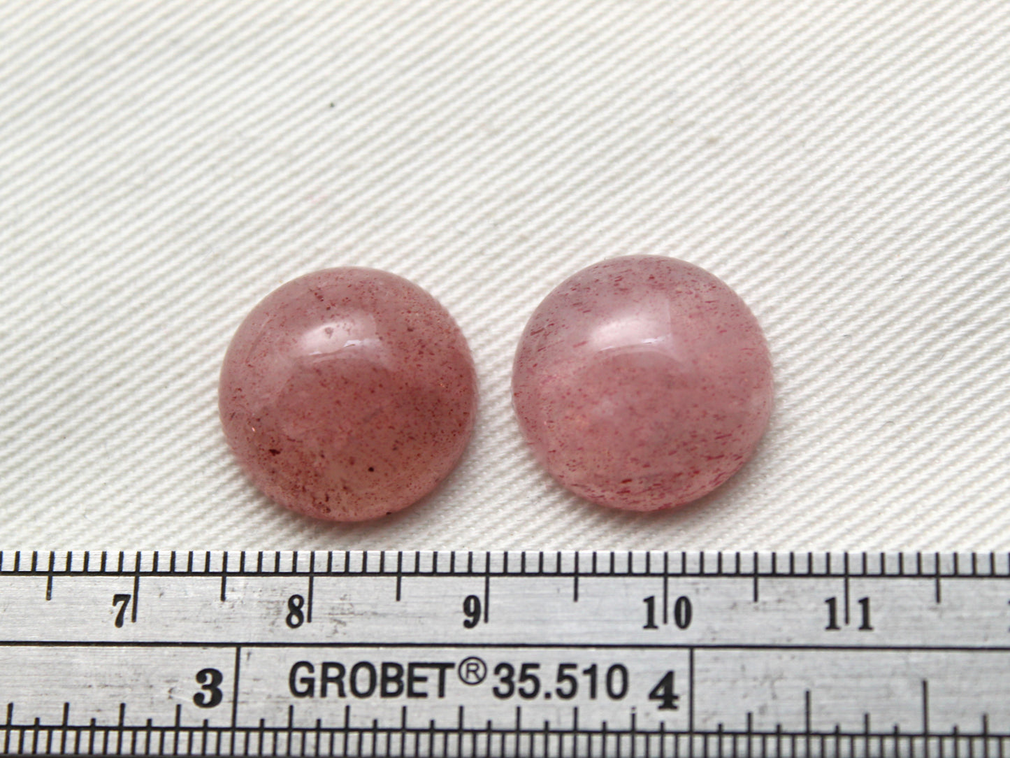 Deux pierres rondes de cabochon de quartz de fraise 15MM