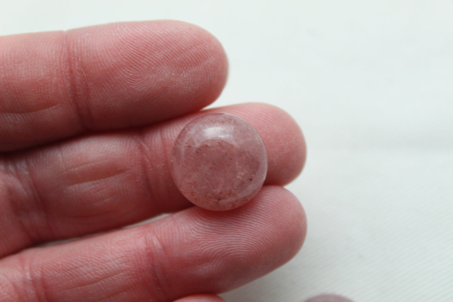 Deux pierres rondes de cabochon de quartz de fraise 15MM