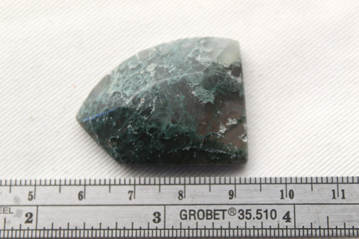 Pierre précieuse en forme de bouclier en forme de cabochon d'agate mousse verte