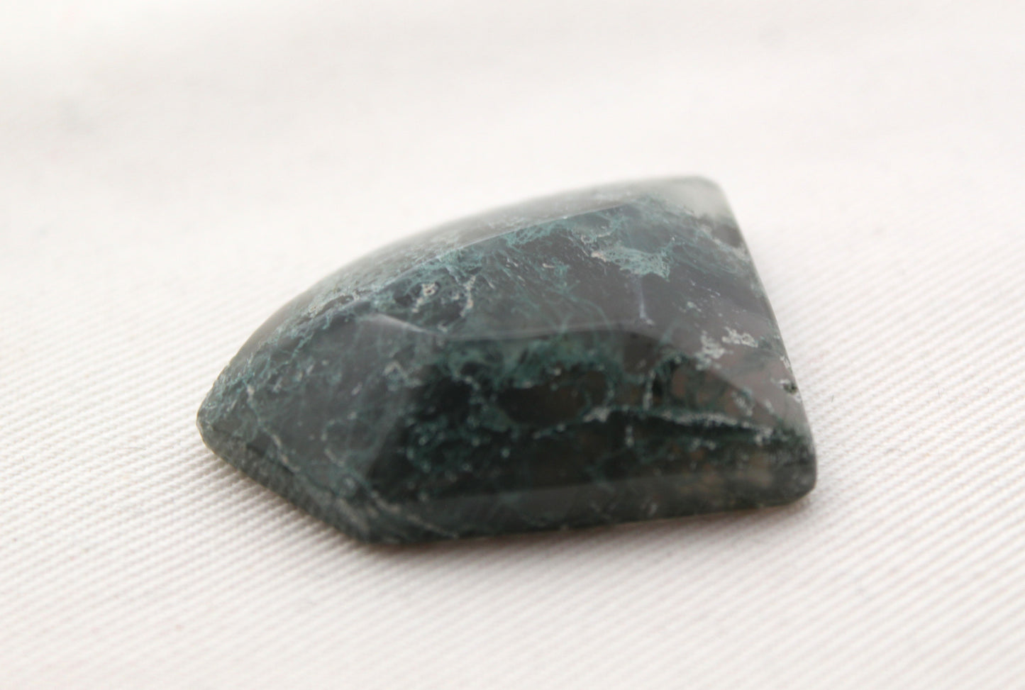 Pierre précieuse en forme de bouclier en forme de cabochon d'agate mousse verte
