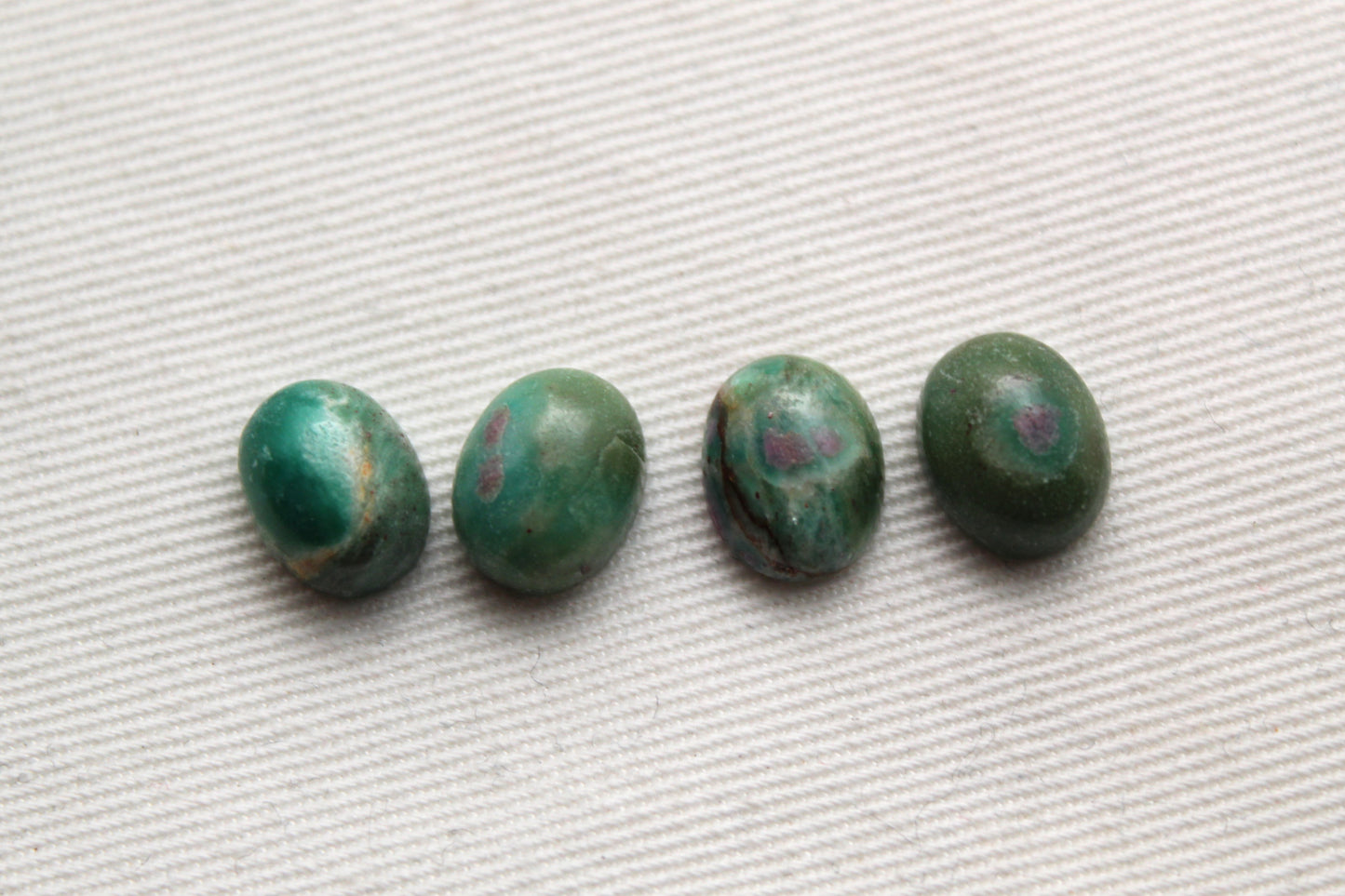 Lot de QUATRE cabochons de fuschite Pierres gemmes 8X10MM