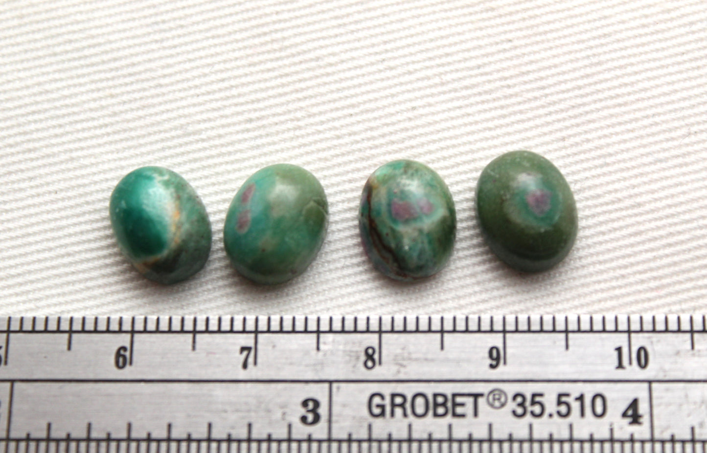 Lot de QUATRE cabochons de fuschite Pierres gemmes 8X10MM