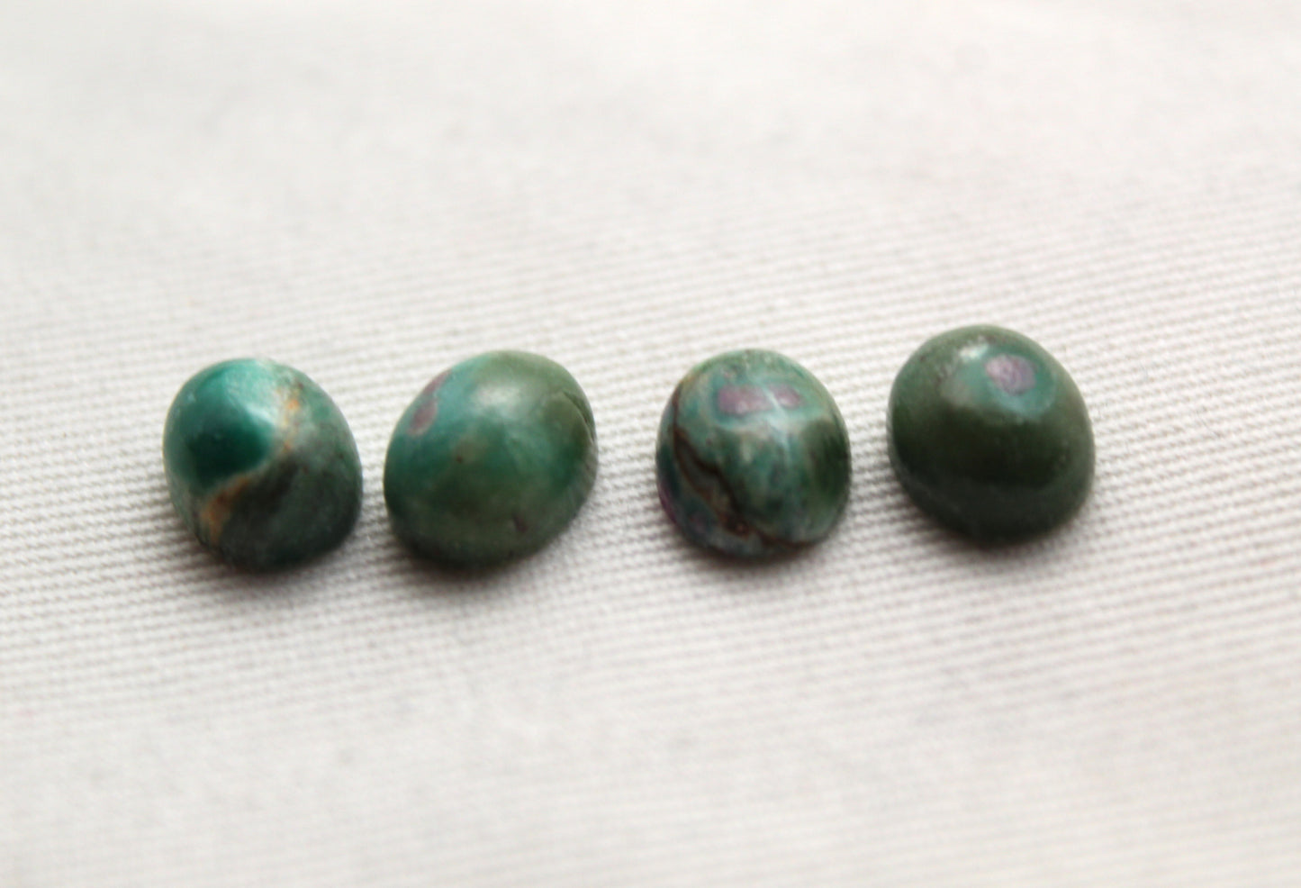 Lot de QUATRE cabochons de fuschite Pierres gemmes 8X10MM