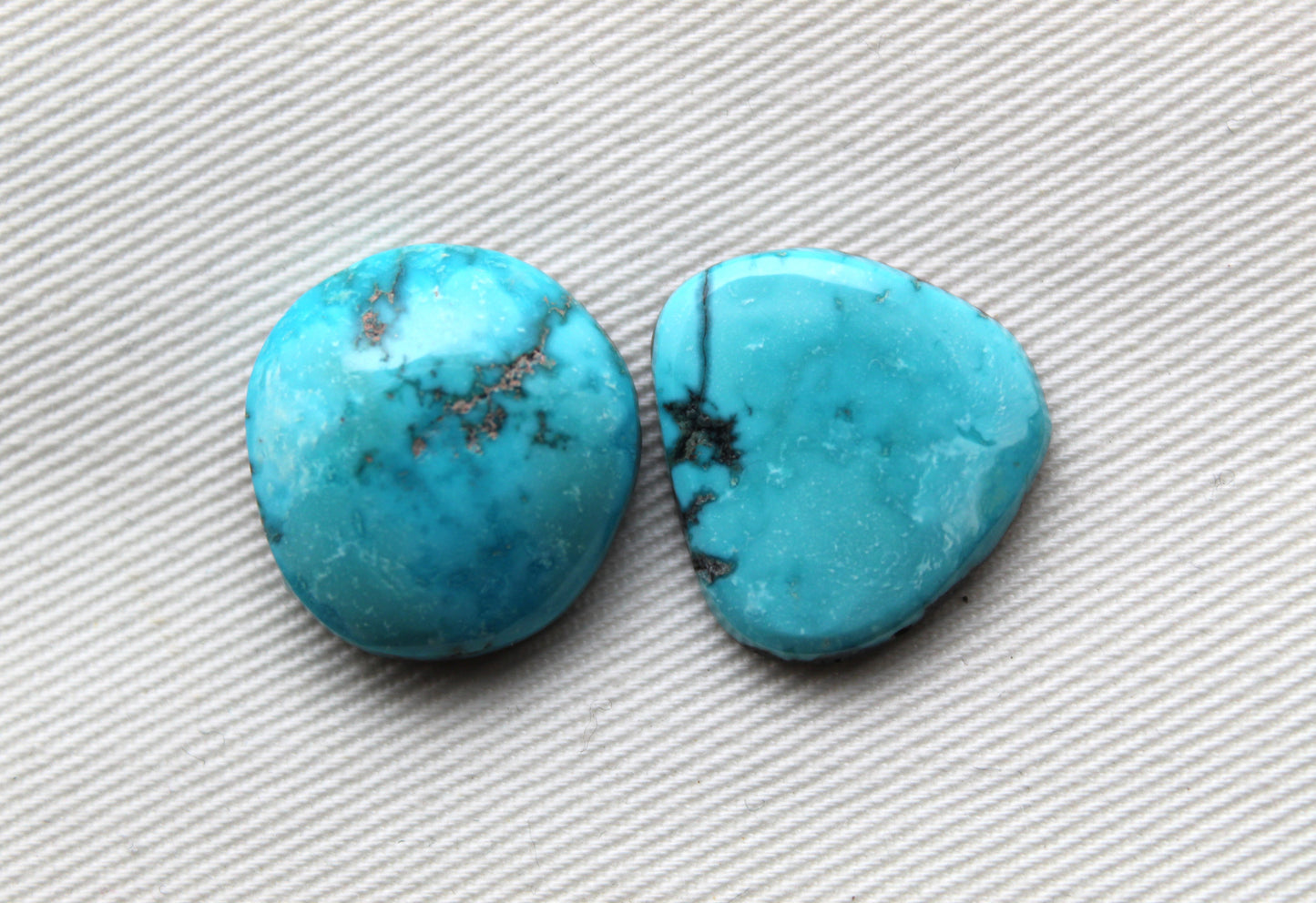 Kingman Turquoise lot Deux cabochons Pierres précieuses