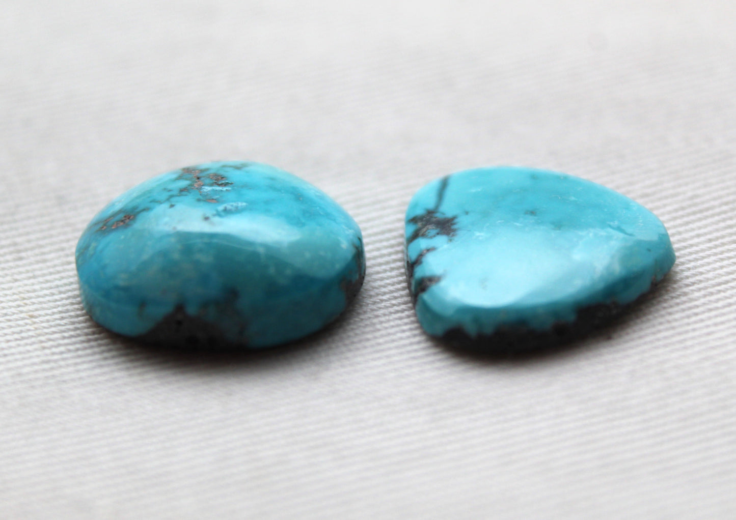 Kingman Turquoise lot Deux cabochons Pierres précieuses