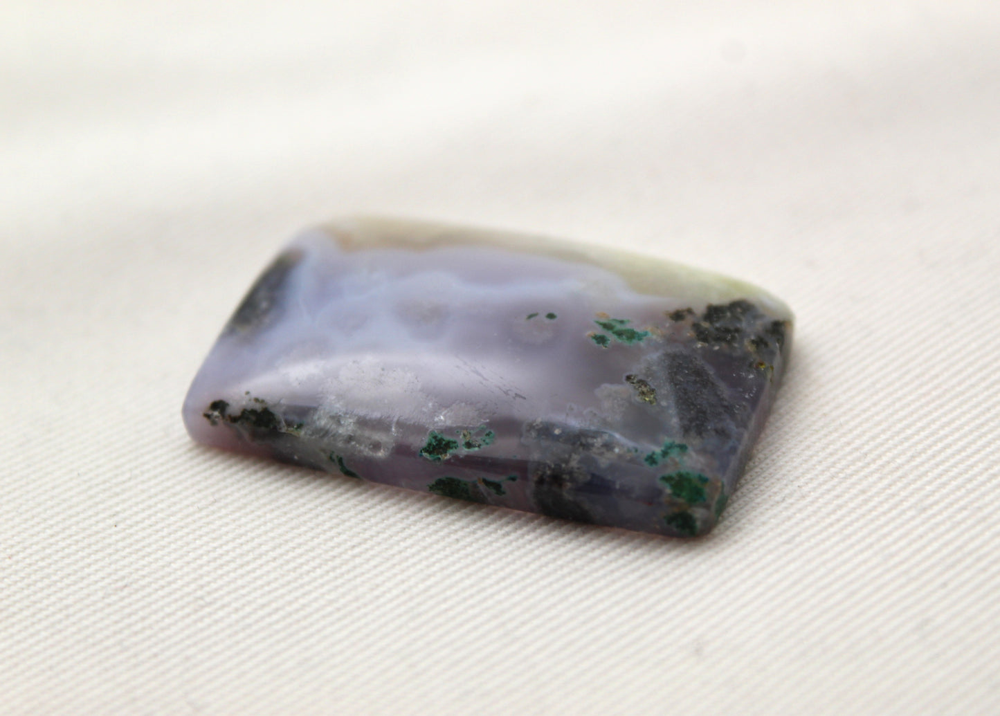 Larme de cabochon d'agate mousse violette