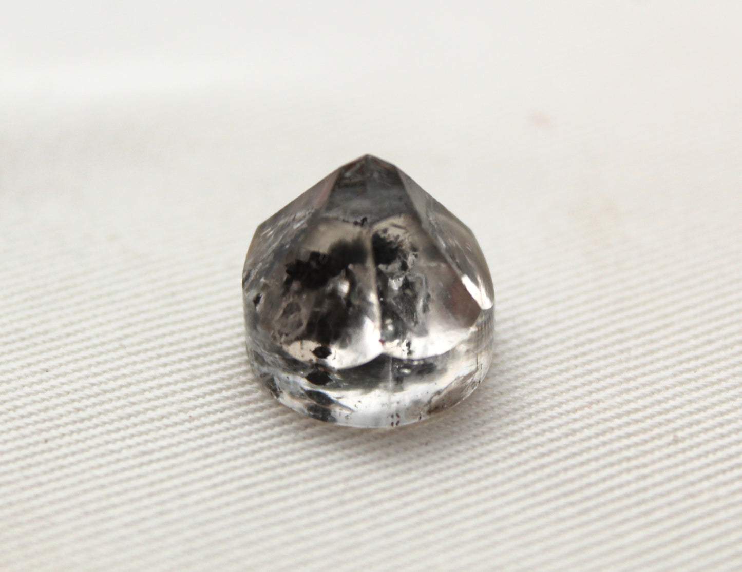 Un cabochon rond en cristal de quartz Herkimer Gemstone 12MM