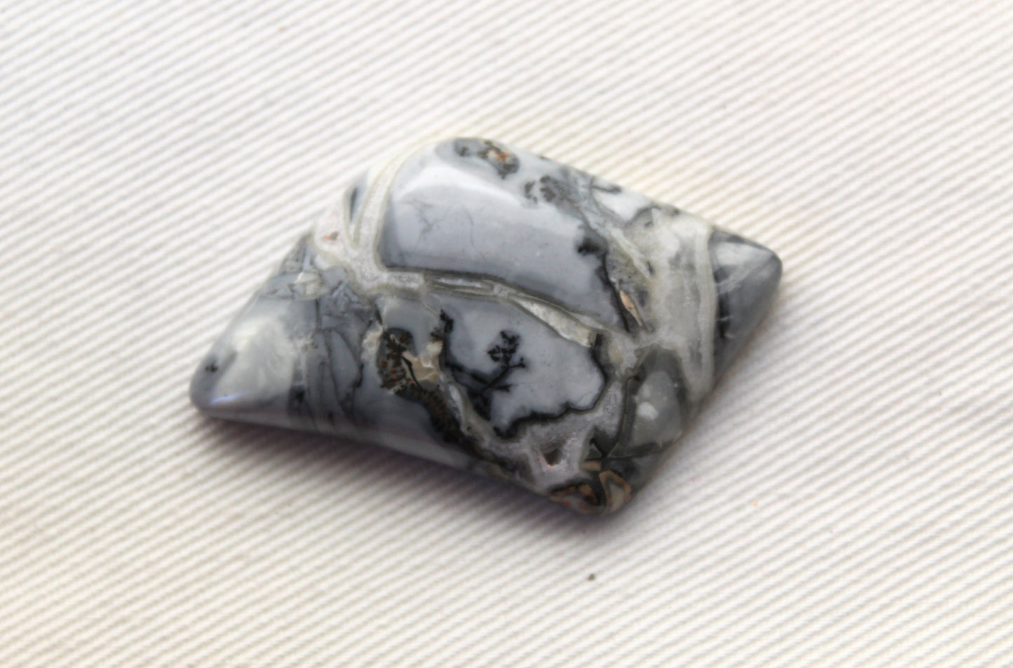 Maligano Jasper Cabochon Gemstone Jaune forme libre