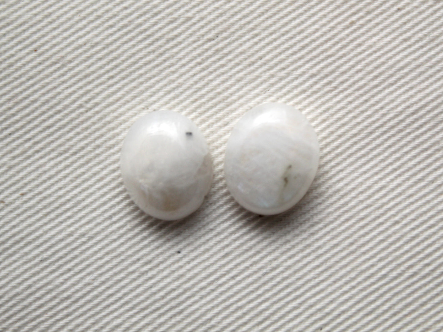 <tc>Deux cabochons de Pierre de Lune ovale 12X10MM</tc>