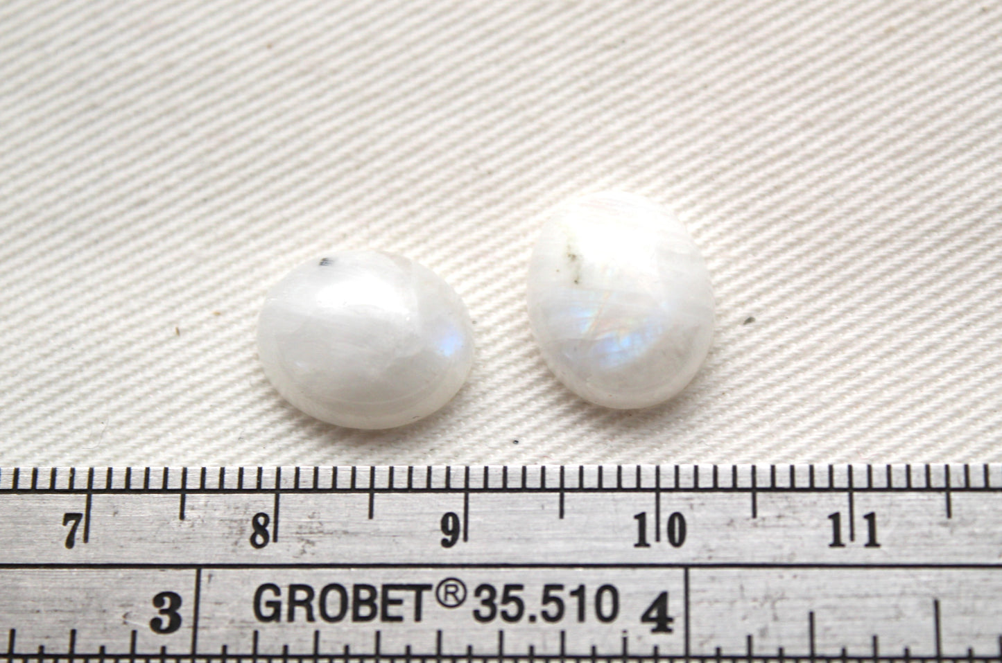 <tc>Deux cabochons de Pierre de Lune ovale 12X10MM</tc>