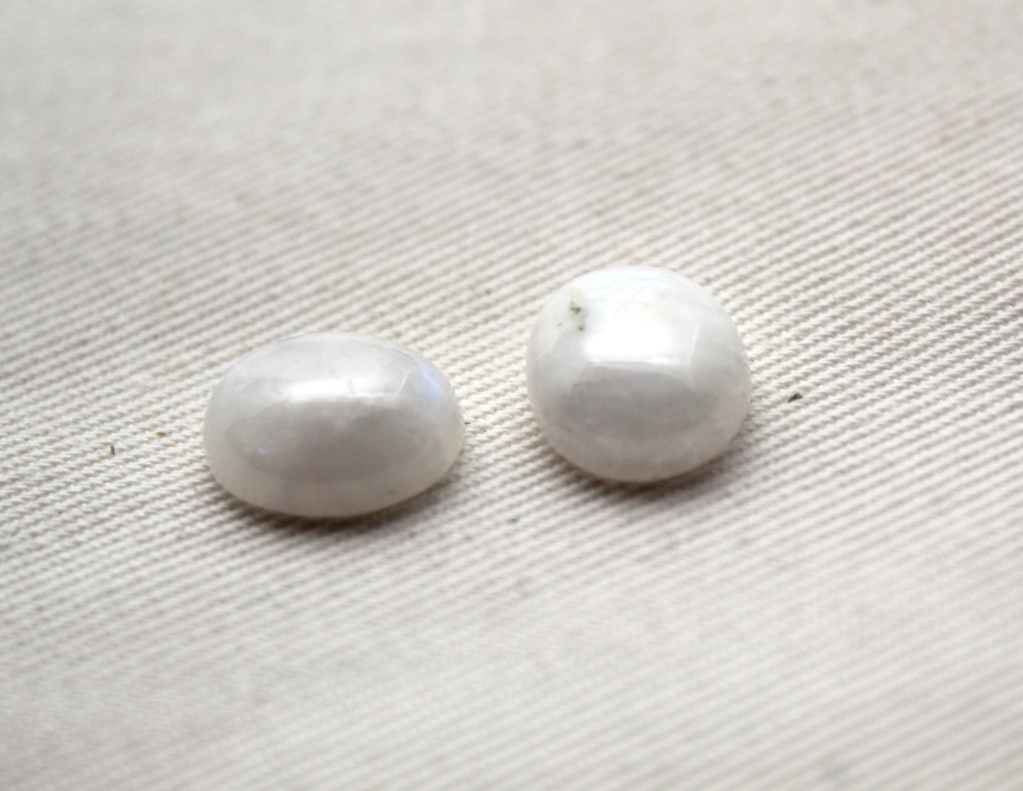 <tc>Deux cabochons de Pierre de Lune ovale 12X10MM</tc>